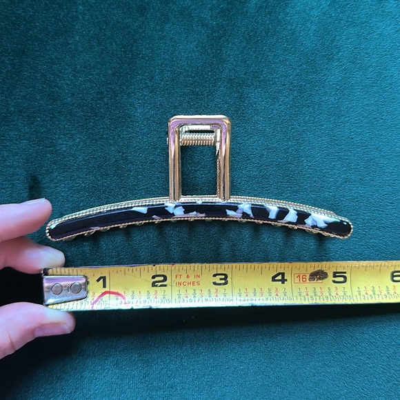 Anthropologie Resin set of 4 Claw Hair Clips - Picture 7 of 9